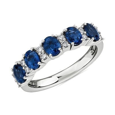 Blue Oval Lab đã tạo ra nhẫn năm viên đá sapphire và kim cương bằng bạc