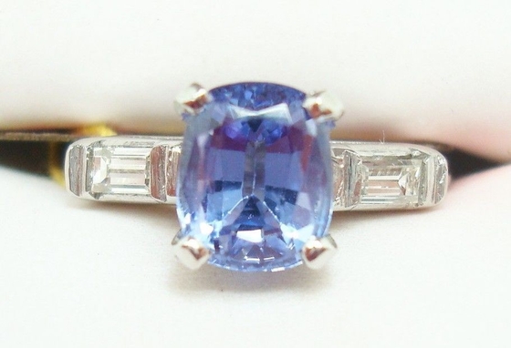 Nhẫn Tanzanite tự nhiên hình bầu dục bằng vàng trắng 14k đính kim cương