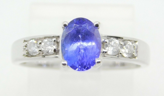 Nhẫn Tanzanite tự nhiên hình bầu dục bằng vàng trắng 14k đính kim cương