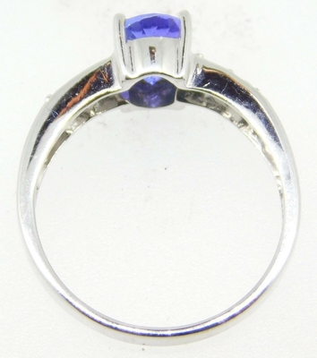 Nhẫn Tanzanite tự nhiên hình bầu dục bằng vàng trắng 14k đính kim cương