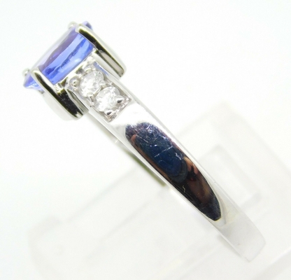 Nhẫn Tanzanite tự nhiên hình bầu dục bằng vàng trắng 14k đính kim cương