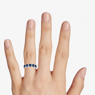 Blue Oval Lab đã tạo ra nhẫn năm viên đá sapphire và kim cương bằng bạc