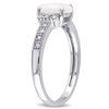 Opal hình bầu dục và 1/15 CT. T.W. Nhẫn kim cương Bypass Split Shank bằng bạc sterling