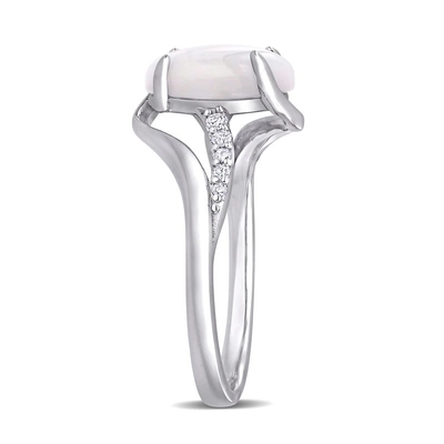 Opal hình bầu dục và 1/15 CT. T.W. Nhẫn kim cương Bypass Split Shank bằng bạc sterling