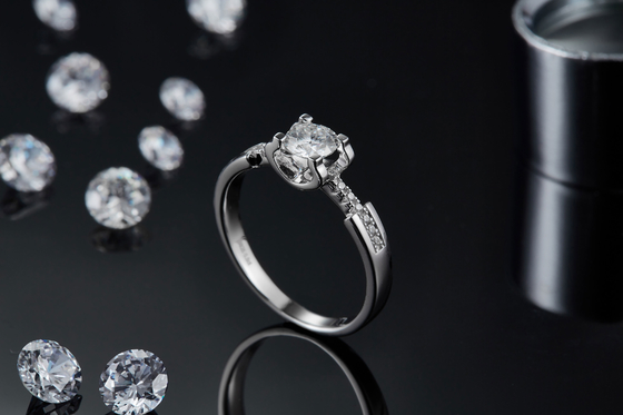 Nhẫn cưới kim cương trắng Moissanite tối giản tùy chỉnh dành cho nữ