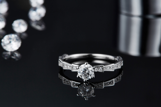 Trang sức kim cương trắng Moissanite Sytle và Sapphire Platineve độc ​​đáo Nhẫn nữ