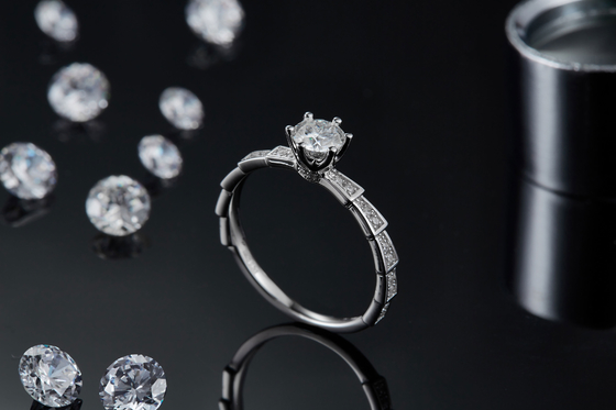 Trang sức kim cương trắng Moissanite Sytle và Sapphire Platineve độc ​​đáo Nhẫn nữ