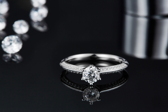 Trang sức kim cương trắng Moissanite và Sapphire Platineve Nhẫn nữ đính hôn