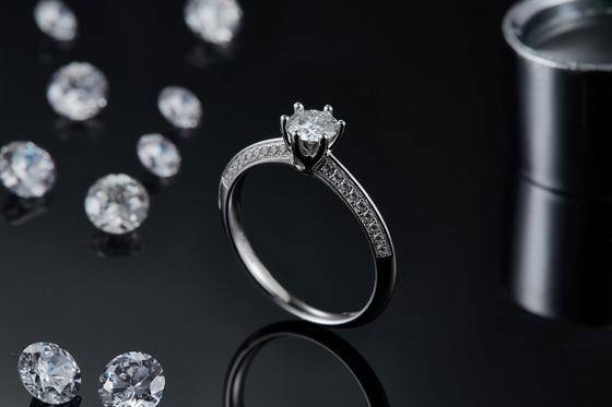 Trang sức kim cương trắng Moissanite và Sapphire Platineve Nhẫn nữ đính hôn