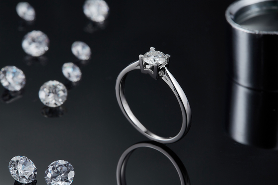 Độc đáo S925 East West Setting Emerald Cut Moissanite Wedding Engagement Ring Modern