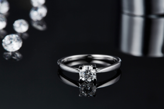 Độc đáo S925 East West Setting Emerald Cut Moissanite Wedding Engagement Ring Modern