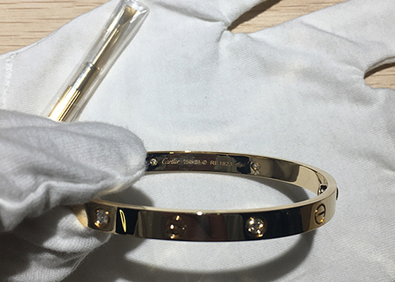 Vòng đeo tay trang sức bằng vàng nguyên khối 18K rộng 6,1mm 0,42carat với 4 viên kim cương
