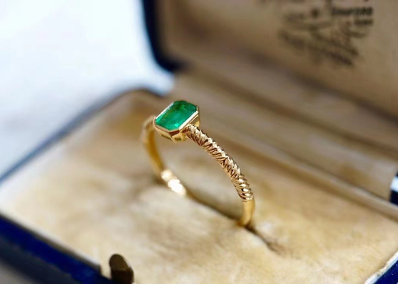 Nhẫn ngọc lục bảo xanh tự nhiên 0,51ct, Nhẫn kim cương vàng 18K cho đám cưới