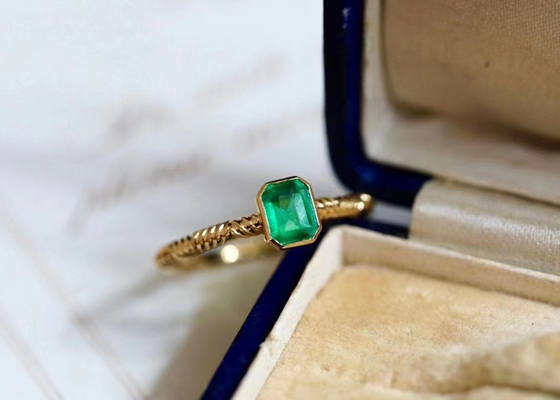Nhẫn ngọc lục bảo xanh tự nhiên 0,51ct, Nhẫn kim cương vàng 18K cho đám cưới