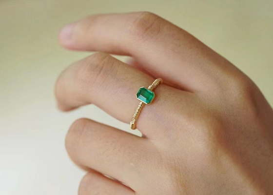 Nhẫn ngọc lục bảo xanh tự nhiên 0,51ct, Nhẫn kim cương vàng 18K cho đám cưới