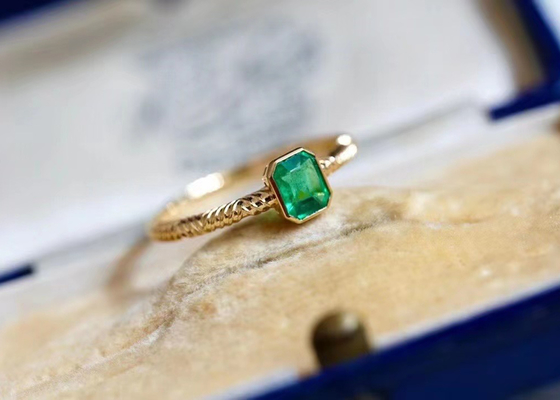 Nhẫn ngọc lục bảo xanh tự nhiên 0,51ct, Nhẫn kim cương vàng 18K cho đám cưới