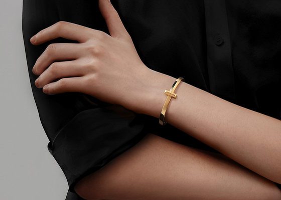 Vòng đeo tay bản lề kim cương rộng 18K T1 Trọng lượng 43,31g cho Lễ kỷ niệm