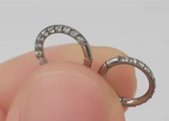 Phân đoạn bản lề Hình dạng vòng bấm bằng vàng 14K với kim cương lát 16G