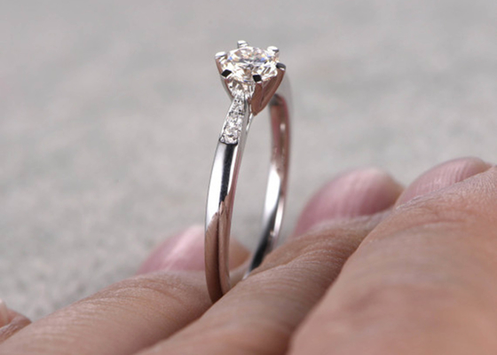 Nhẫn trang sức kim cương thật Moissanite 5mm Chất liệu vàng trắng ODM cho đeo hàng ngày