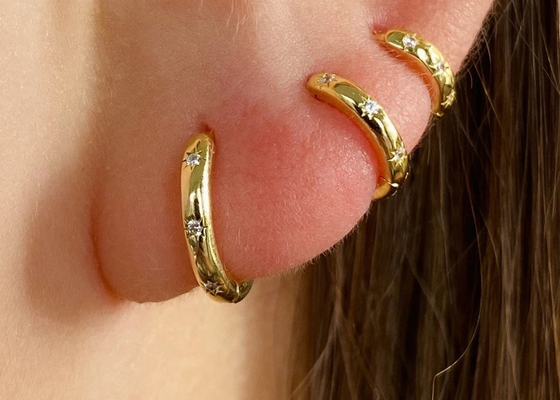 8,4mm Hoop Bông tai vàng 9K khắc Sao Bắc Đẩu bằng kim cương Moissanite