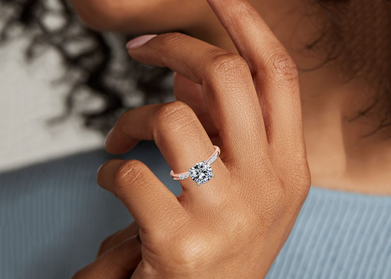 Claw Setting Nhẫn bạc 9K với kim cương phòng thí nghiệm cắt tròn 3,6ct