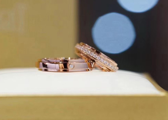 Vòng trang sức bằng vàng nguyên khối 18K rộng 4mm với viên kim cương trọng lượng 0,35ct
