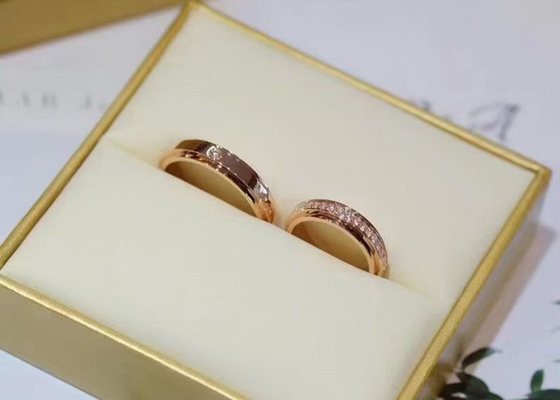 Vòng trang sức bằng vàng nguyên khối 18K rộng 4mm với viên kim cương trọng lượng 0,35ct