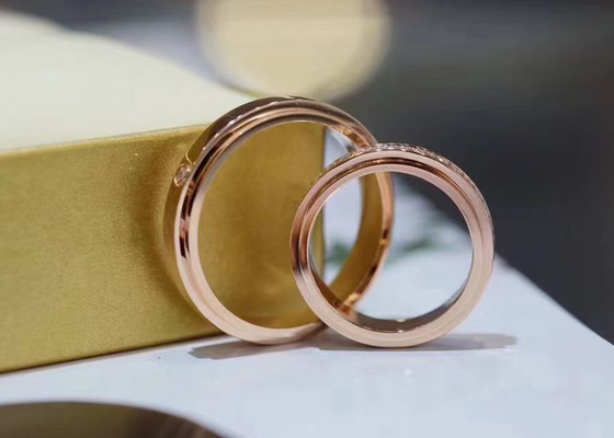Vòng trang sức bằng vàng nguyên khối 18K rộng 4mm với viên kim cương trọng lượng 0,35ct