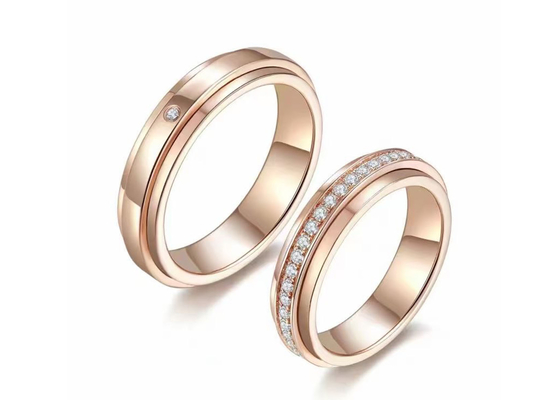 Vòng trang sức bằng vàng nguyên khối 18K rộng 4mm với viên kim cương trọng lượng 0,35ct