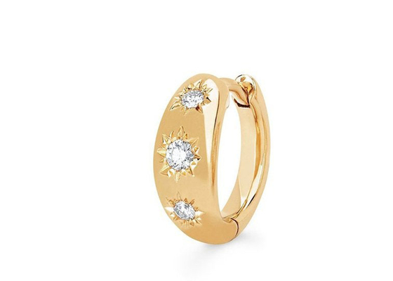 Bông tai Huggie Hoop bằng vàng kích thước 12mm với kim cương cắt tròn 0,16ct