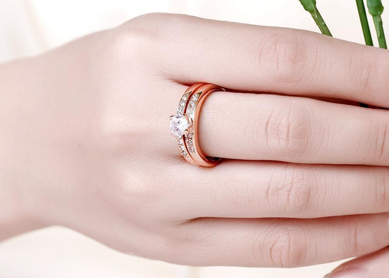 Bộ nhẫn cưới và đính hôn bằng vàng hồng OEM với đá 0,44CT 5mm
